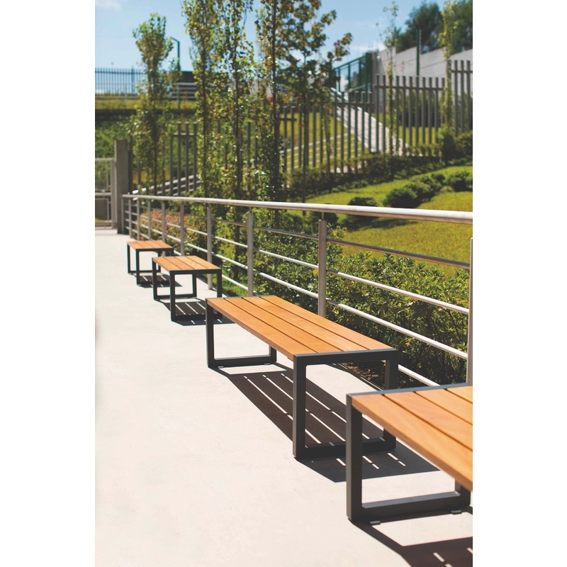 Banco de Madeira Tramontina Urban Highline em Madeira Garapeira FSC com Acabamento Envernizado e Estrutura de Aço sem Encosto 3 Lugares