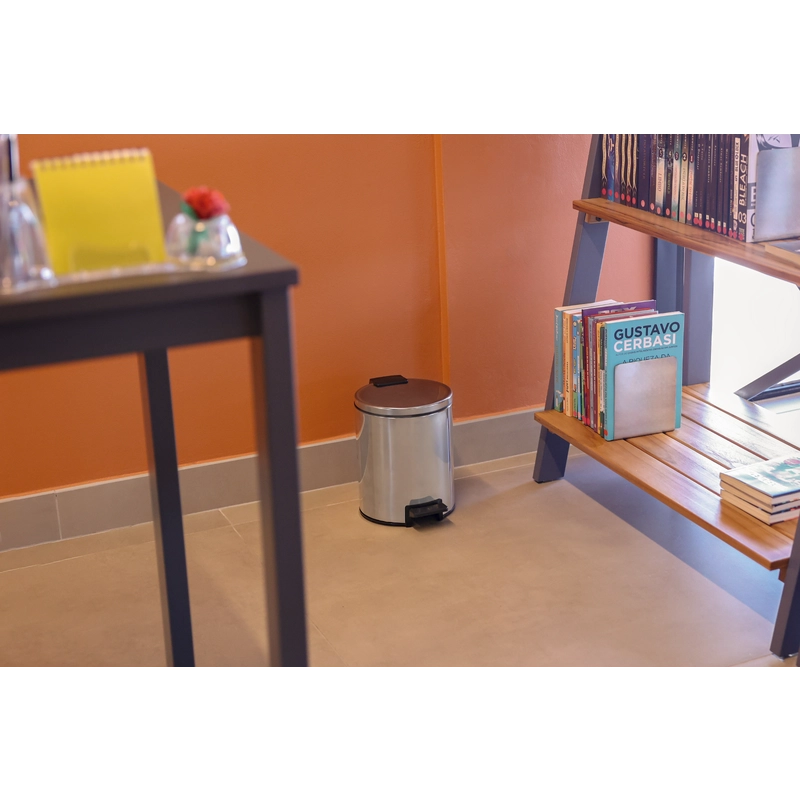 Lixeira com Pedal Tramontina Loop em Aço Inox com Acabamento Polido e Balde Interno 3 L