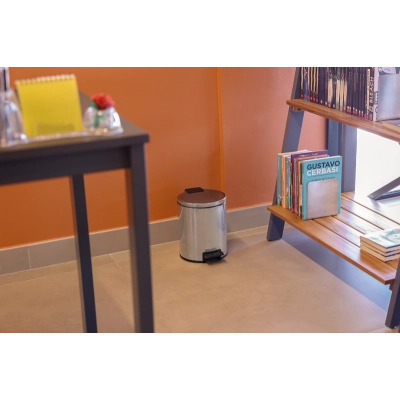 Lixeira com Pedal Tramontina Loop em Aço Inox com Acabamento Polido e Balde Interno 3 L