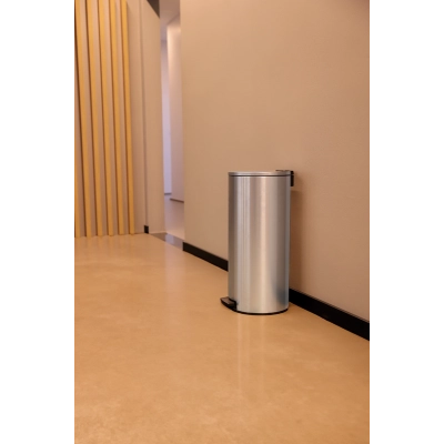 Lixeira com Pedal Tramontina Loop em Aço Inox com Acabamento Polido e Balde Interno 30 L